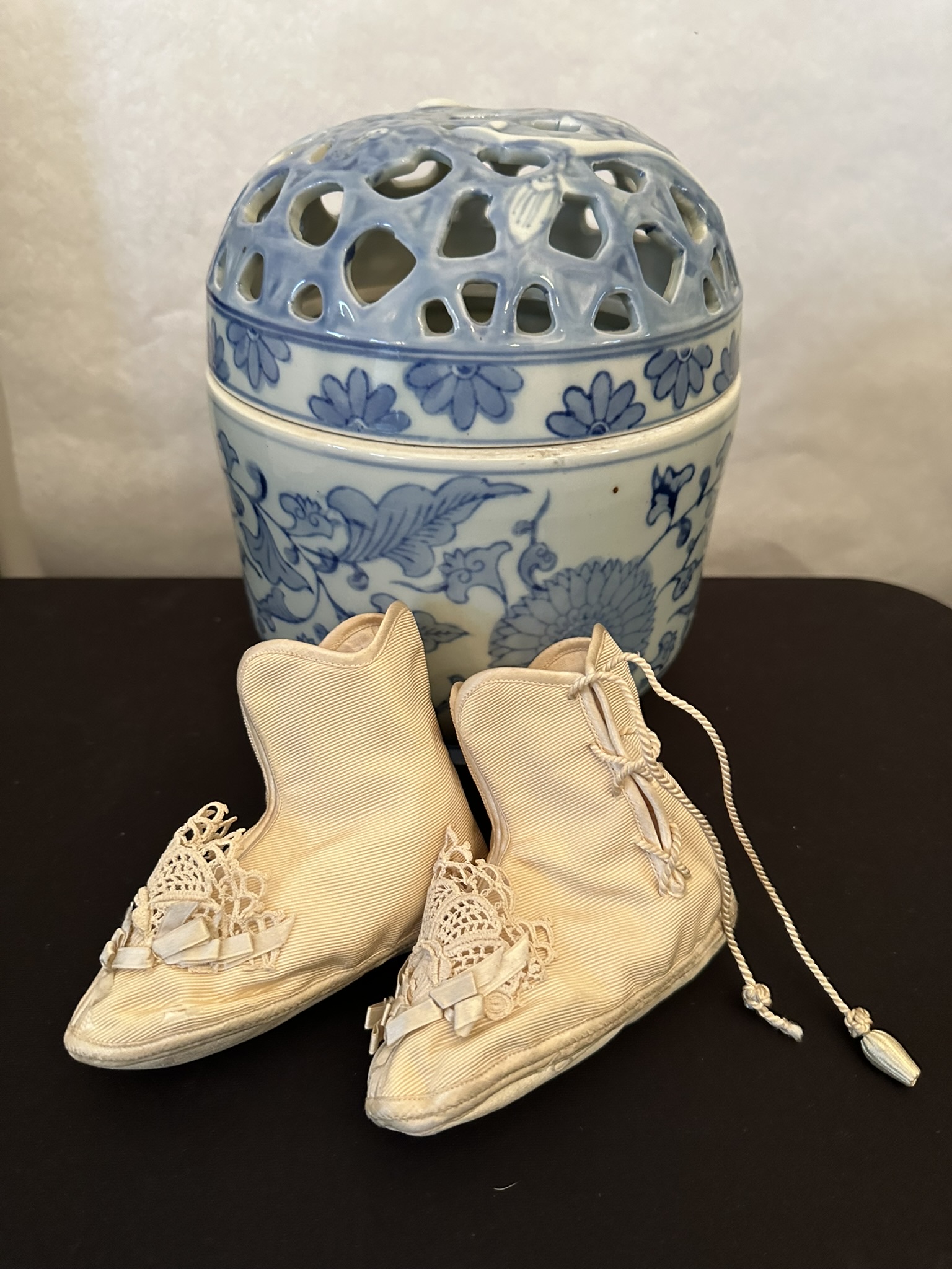 Vintage Chinese Blue And White Vase With Lid Jar Antique Childen Lace Up Shoes