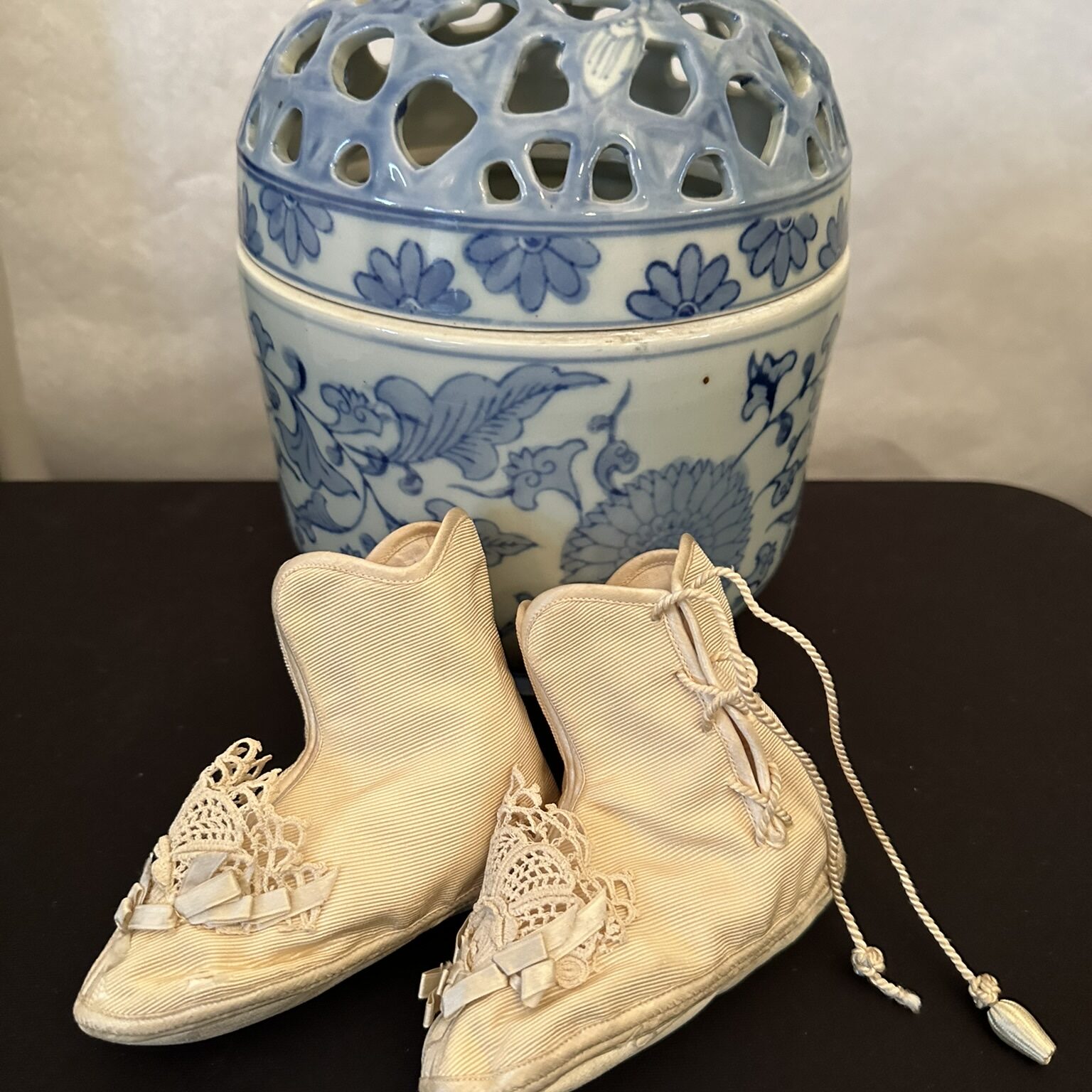 Vintage Chinese Blue And White Vase With Lid Jar Antique Childen Lace Up Shoes